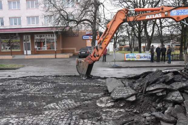 Вместо ремонта на Закарпатье откопали старую дорогу из брусчатки дорога, дороги, ремонт дорог