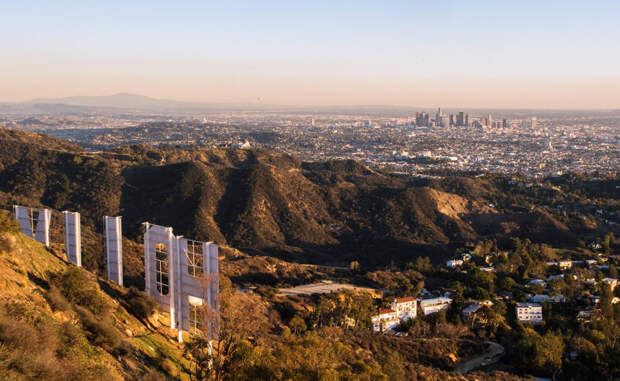 Hollywood Hills Калифорния, США Визитная карточка западного современного кинематографа, символ, отмечающий район, где сказка становится реальностью. Подойти к самим буквам не получится — много лет назад здесь произошло несколько несчастных случаев, зато можно забраться выше, за них.