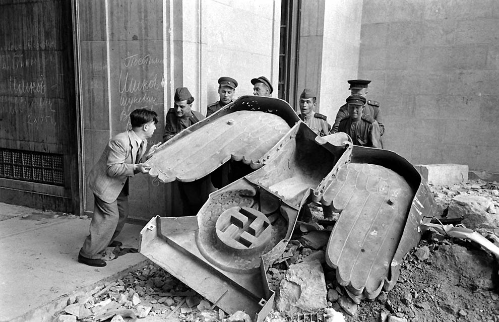 Неизвестные фотографии бункера Гитлера, сделанные в апреле 1945-го