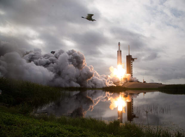 Старт космического корабля SpaceX Falcon Heavy