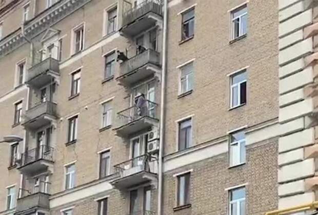 Спасают пенсионерку