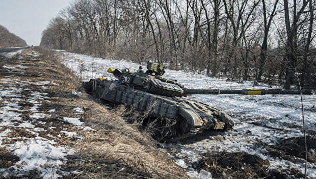 Подбитый ополченцами танк украинских военных по дороге в Дебальцево. Архивное фото