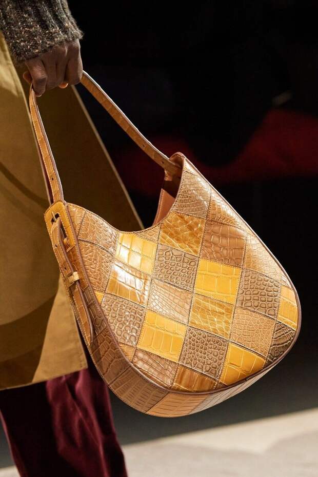 Кожаная сумка, выполненная в технике пэчворк. /Фото: i.pinimg.com