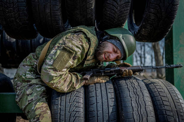 RT: украинские военные под видом гражданских пытаются покинуть Курскую область