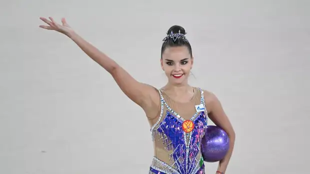 Дина Аверина заняла третье место в упражнениях с булавами на турнире в Москве