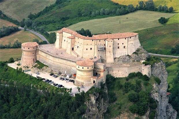 Крепость на неприступной скале – жемчужина исторического региона Италии (San-Leo fort, Римини). | Фото: romeartlover.it.