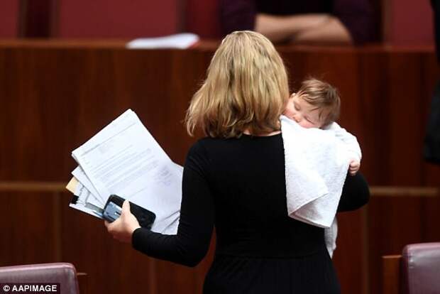 Сенатор покормила ребёнка грудью во время заседания парламента австралия, грудное вскармливание, дети, женщина, кормление грудью, парламент, сенатор, фото