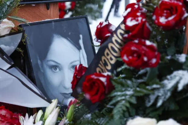 Стало известно о странном поведении сына Добровольской на ее похоронах