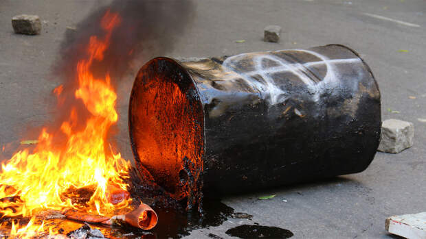 Пожар вспыхнул на нефтехранилищах в Ираке в результате атаки БПЛА