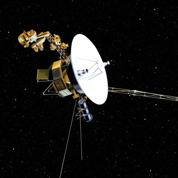 По данным на 31 марта 2022 года, "Вояджер-1" находится на расстоянии 14 600 000 000 миль от границ облака Оорта (там находятся космические стройматериалы, проще говоря — мусор, оставшийся от строительства Солнечной системы), а "Вояджер-2" — 12 700 000 000 миль. Они движутся со скоростью 54 000 миль в час.
