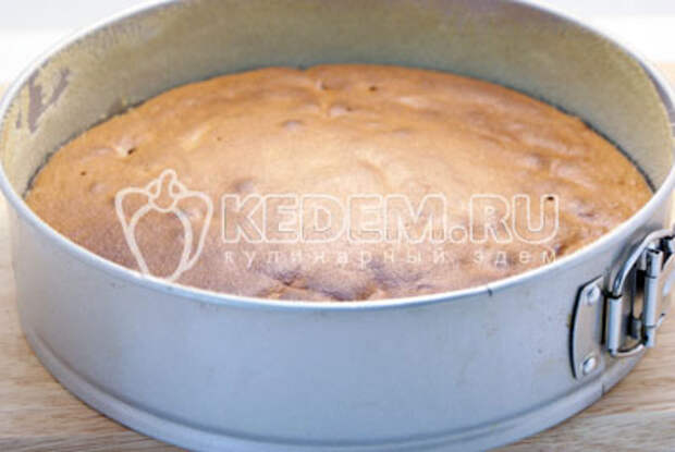 Выпекать в разогретой до 180 градусов С духовке 25-30 минут. Готовности проверить зубочисткой. Вынуть и остудить в форме