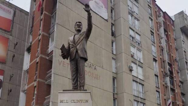 Памятник Биллу Клинтону в Приштине