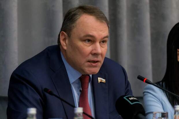 Петр Толстой заявил, что удаленное обучение в школах не обсуждается. Автор фото: Александр Чикин