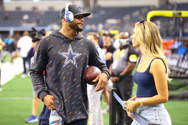 Dak Prescott and girlfriend before the game 