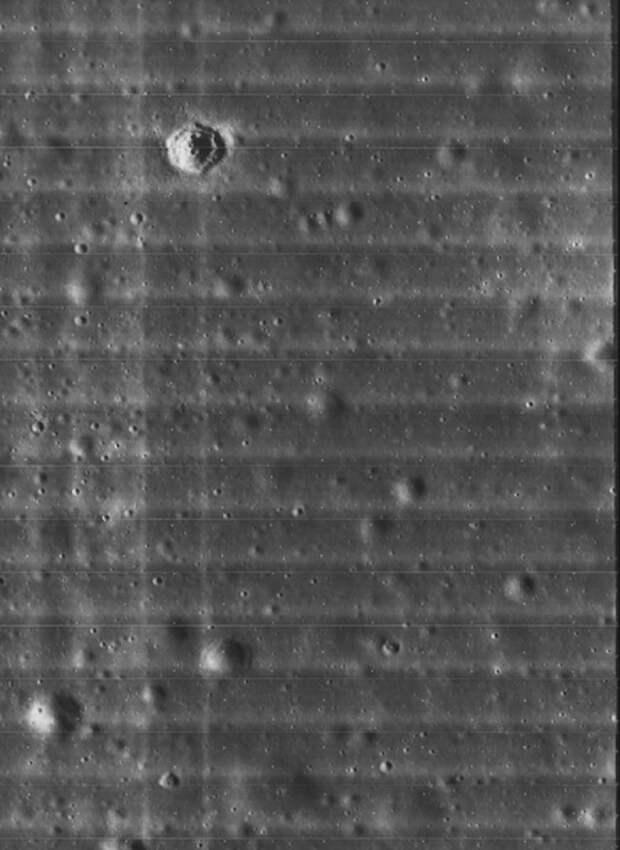 Снимок из архива Университета Аризоны, сделан камерой станции "Лунар орбитер-3".