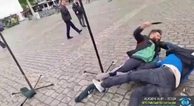 В сети распространяется видео на кадрах которого видно как выходцы из Таджикистана устроили драку на казахстанско-российской границе.-6