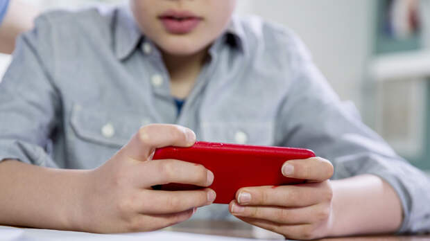 Психолог Наумова: знакомить ребёнка со смартфоном нужно не раньше первого класса