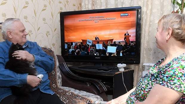 Семья пенсионеров в Казани смотрит по телевизору трансляцию пресс-конференции президента РФ Владимира Путина. 14 декабря 2017