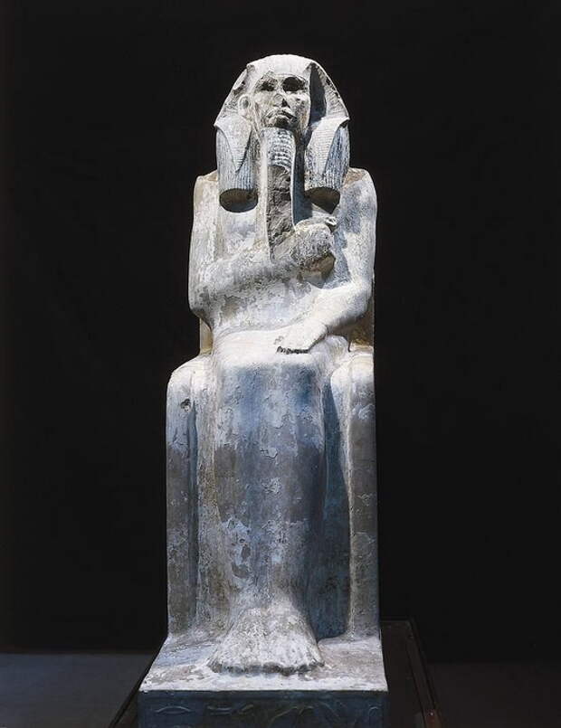 Статуя фараона Джосера, в основании которой содержится информация об Имхотепе
