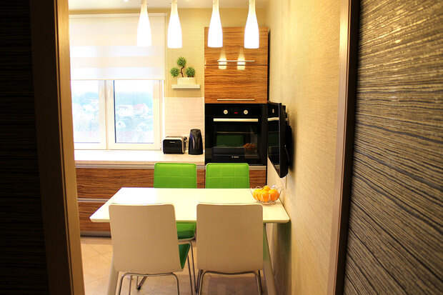 зеленые стулья в кухне
