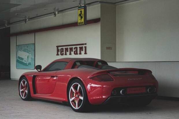 Porsche Carrera GT стоит 8 лет в заброшенном центре суперкаров в Китае