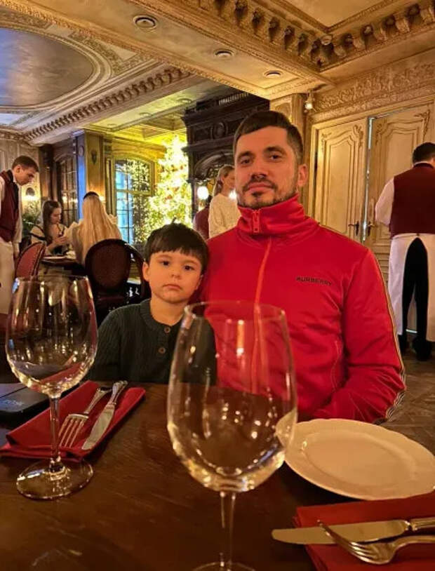 Паша Техник с сыном