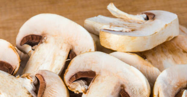 Грибы Пора привыкнуть готовить грибы хотя бы пару раз в неделю: низкая калорийность и питательность делает эти овощи чрезвычайно полезными. Высокое содержание селена улучшает работу иммунной системы, а витамин D способствует профилактике возникновения раковых опухолей.
