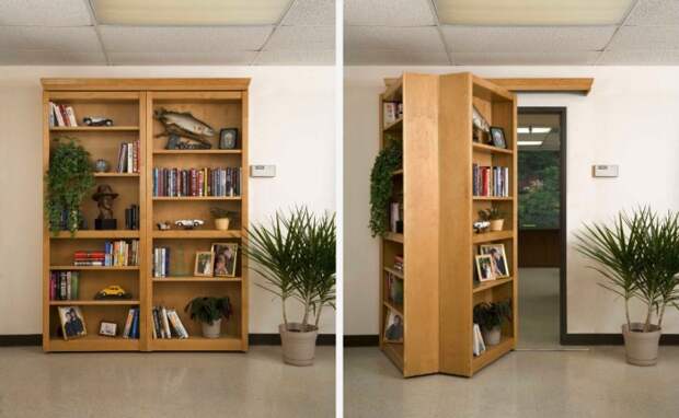 Книжный шкаф, скрывающий вход в другую комнату.