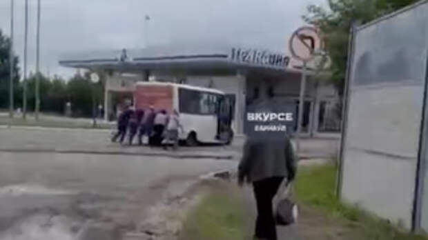 Дачники толкают маршрутку / Кадр из видео: 