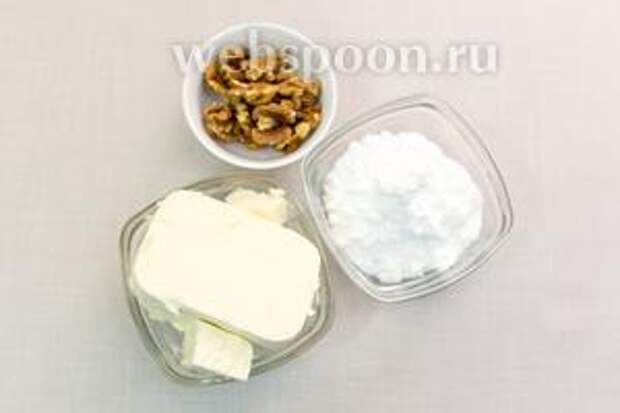 Для крема: сливочный сыр, сахарная пудра (или мелкий сахар). Орехи — для украшения. Но можно добавить и в крем.