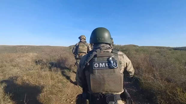 Операция по поиску расстрелявшего полицейских в российском регионе мужчины попала на видео