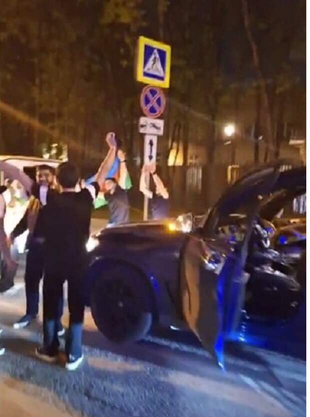 Азербайджанцы перекрыли улицу в центре Москвы и наплевав на всех окружающих устроили пляски с флагами. Силовики действовали жестко