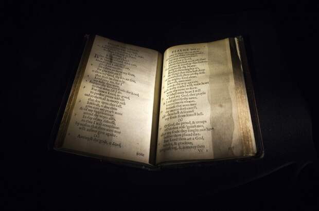 21 ноября 2013 года. Экземпляр «Массачусетской книги псалмов» в хранилище аукциона «Сотбис», в Нью-Йорке. Фото: REUTERS/Carlo Allegri
