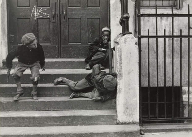 Уличная жизнь Нью-Йорка с 1930-х до 80-х годов в фотографиях Элен Левитт 35