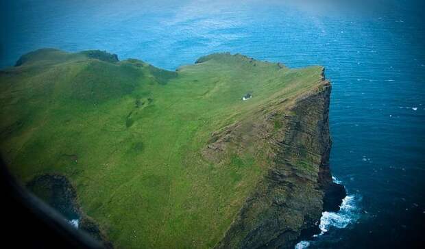Среди вод Атлантического океана есть остров, который прославился на весь мир единственным домом (о.Эдлидаэй, Исландия). | Фото: mirkrasiv.ru.