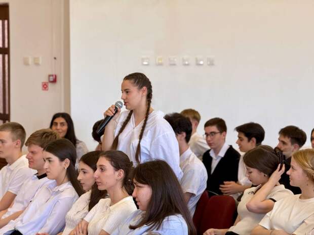 Гимназии села Красногвардейского состоялась встреча в формате «Диалог на равных» с руководителями районной власти