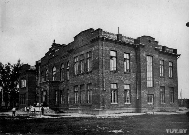 Школа имени Ленина, открытая в 1930-е годы. Сейчас в здании располагается гомельский железнодорожный лицей. Источник: НАРБ Школа имени Ленина, открытая в 1930-е годы. Сейчас в здании располагается гомельский железнодорожный лицей. Источник: НАРБ
