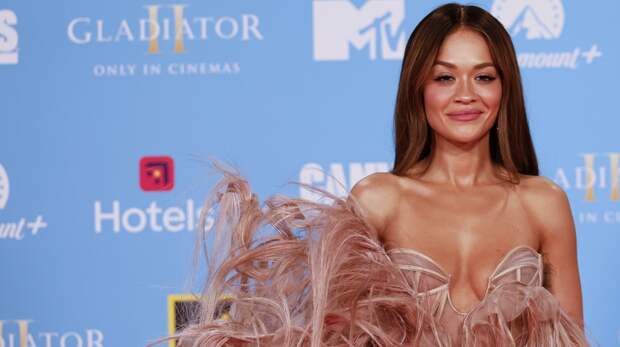 Певица Рита Ора выложила фото в бюстгальтере из колпаков и трусах