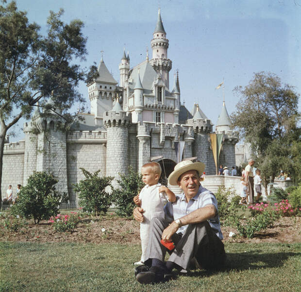 Уолт Дисней с внуком в Диснейленде, Анахайм, Калифорния, 1955 год дисней, ретро, фотография