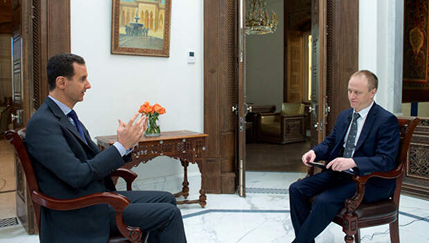 Президент Сирии Башар Асад и заместитель главного редактора МИА Россия сегодня Дмитрий Горностаев во время интервью