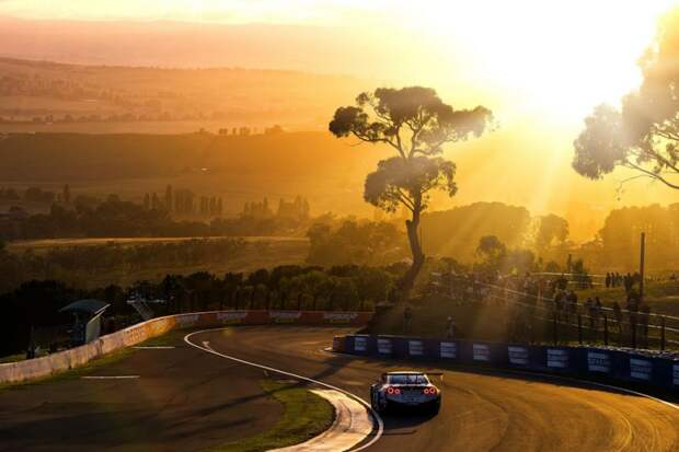 Рассвет во время гонки «12 часов Батерста», фото Nissan Motorsports автоспорт, гонки, фото