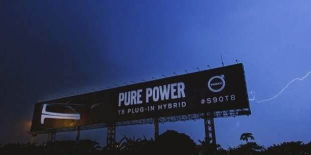 Компания Volvo «зарядила» рекламный билборд с помощью разряда молнии