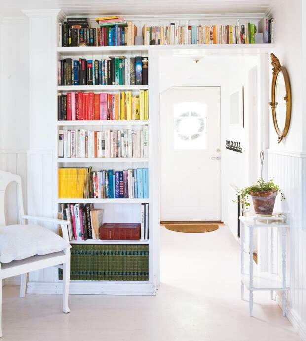 Поиграем в прятки: 45+ идей полок для маленькой квартиры