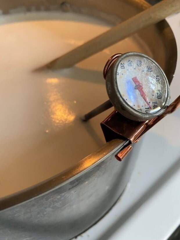 9. Если нужно контролировать температуру во время готовки, а держать термометр неудобно, его можно закрепить зажимом для бумаги