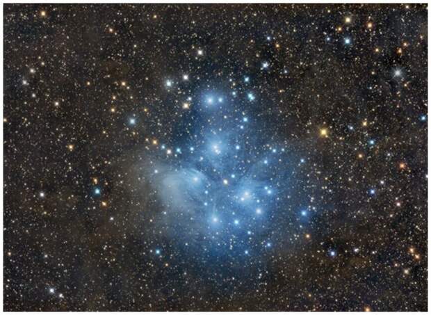 Плеяды (M45) являются самым ярким скоплением звезд в небе. Эта группа, известная также как “Семь сестер”, как будто едет на спине созвездия Тельца интересное, космос, красота, наука, фото