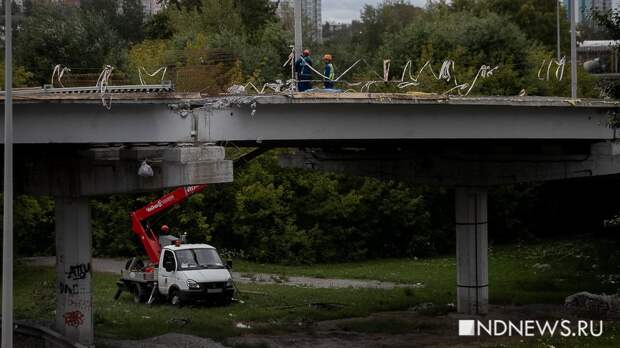 На Малышевском мосту перекрыли две полосы из четырех