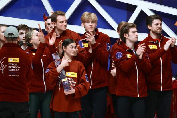 «Боялась его уронить». Аделия Петросян — о трофее Кубка Первого канала