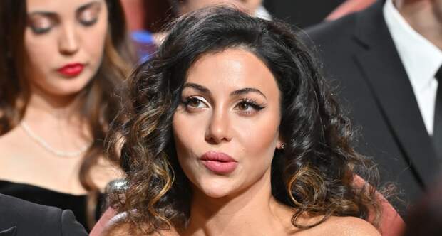 Жена Прилучного похвасталась нарядом за 300 тысяч рублей