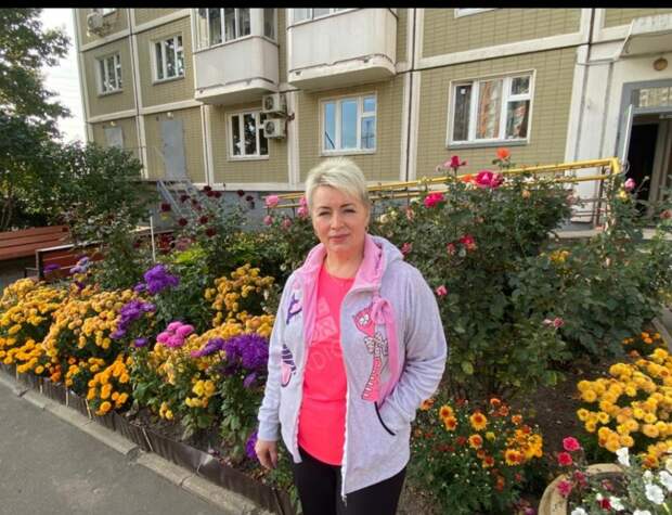 Консьерж из дома на Челобитьевском вырастила необычайно крупные астры