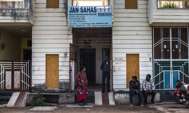 Вход в офис правозащитной группы Jan Sahas, которая работает с членами низших каст в Индии, в городе Девас